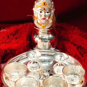 Regalos de devolución: conjunto completo de thali de Pooja de Varah Laxmi en plata alemana Conjunto de thali de Pooja con rostro de Ma Laxmi para templo del hogar