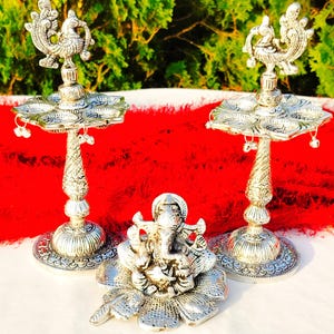 Rückgabe Geschenke-Antike Neusilber Ganesh Idol sitzt an Hibiskus Blume mit langem Pfau Einweihungsparty Geschenk Einweihungsparty Geschenk Hochzeit