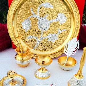 Duits zilver met vergulde puja-thali set met fluwelen doosverpakking Religieus festival Decoratieve traditionele thali-set voor Varalakshmi-pooja