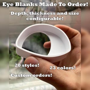 Peut inclure: Une ébauche d'œil blanche imprimée en 3D avec une forme incurvée et asymétrique. Le texte sur l'image indique : Eye Blanks Made To Order! Depth, thickness and size configurable! 20 styles! 23 colors! Custom orders!