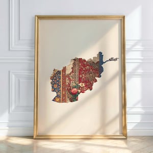 Könnte beinhalten: Gerahmtes Kunstwerk mit der Karte Afghanistans, zusammengesetzt aus verschiedenen Teppichmustern. Das Kunstwerk ist vor einem cremefarbenen Hintergrund platziert und goldgerahmt. Die Teppichmuster umfassen rote, blaue und florale Designs.