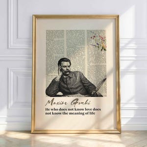 Könnte beinhalten: Ein gerahmter Druck mit einem Porträt von Maxim Gorki, vor dem Hintergrund alter Buchseiten. Das Bild ist in Schwarzweiß gehalten, mit dem Zitat "He who does not know love does not know the meaning of life" darunter.