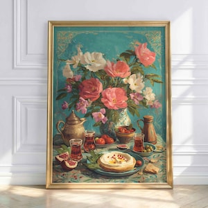 Könnte beinhalten: Ein gerahmter Kunstdruck mit einem Stillleben, das einen Strauß aus rosa und weißen Blumen in einer Vase zeigt, begleitet von einer Teekanne, zwei Teegläsern, einem Teller mit einem runden Gebäck und verschiedenen Früchten auf einer gemusterten Tischdecke.