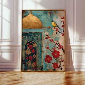 Op de afbeelding: Een ingelijste kunstdruk met een goudkleurige koepelstructuur op een turquoise achtergrond. Een gele vogel zit op een tak met rode en witte bloesems. Het kunstwerk heeft een textuur en staat op een houten vloer.