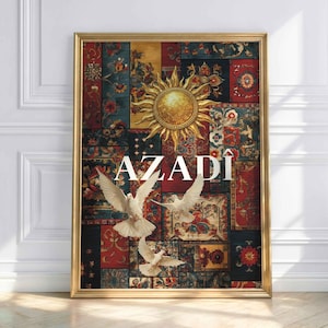 Può includere: Una stampa artistica incorniciata con un design patchwork nei toni del rosso, blu e oro. Un sole dorato, la parola "AZADÎ" e tre colombe bianche in volo. La cornice è dorata. Il design include motivi floreali e geometrici.