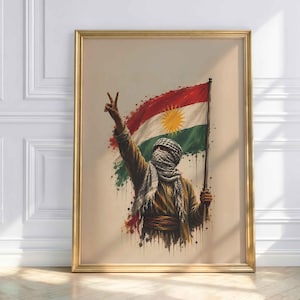 Könnte beinhalten: Ein gerahmter Kunstdruck mit einer Illustration im Aquarellstil, die eine Figur mit Keffiyeh zeigt, die einen Fahnenmast mit der Flagge Kurdistans hält und ein Friedenszeichen macht. Das Kunstwerk verwendet eine gedeckte Farbpalette mit roten, weißen, grünen und gelben Akzenten.
