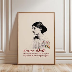Könnte beinhalten: Ein rechteckiger Wandkunstdruck auf cremefarbenem Hintergrund mit einer schwarz-weißen Skizze von Virginia Woolf im Profil. Ein kleines Bündel bunter Wildblumen befindet sich in der Nähe ihrer Schulter. Der Text lautet Virginia Woolf und Humor is the first of the gifts to perish in a foreign tongue in Dunkelrot.