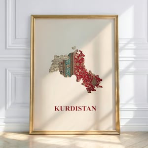 Puede incluir: Una impresión enmarcada que presenta un mapa de Kurdistán, compuesto por secciones de tela estampada en rojo, turquesa y beige. La palabra "KURDISTAN" está impresa en rojo en la parte inferior. El marco es dorado.