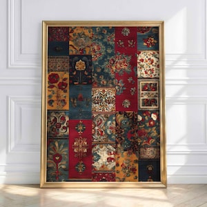 Könnte beinhalten: Ein gerahmtes Kunstwerk mit einem Patchwork-Design. Es zeigt florale und ornamentale Muster in Rot-, Blau-, Gelb- und Goldtönen. Das Kunstwerk ist in einem goldfarbenen Rahmen eingefasst. Das Gesamtthema ist Vintage und dekorativ.