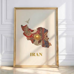 Puede incluir: Impresión artística enmarcada que presenta un mapa de Irán, compuesto por intrincados diseños de alfombras en rojo, azul y beige. Un emblema de sol dorado y una paloma blanca están incluidos. La palabra "IRAN" está impresa en oro.