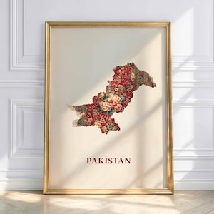 Könnte beinhalten: Gerahmter Kunstdruck mit der Karte von Pakistan, gefüllt mit einem floralen Muster in Rot-, Grün- und Beigetönen. Das Wort "PAKISTAN" ist in dunkler roter Schrift unter der Karte gedruckt. Der Rahmen ist goldfarben.