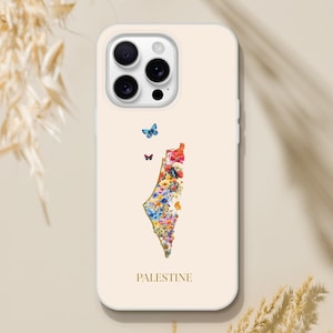 Könnte beinhalten: Cremefarbene Handyhülle mit einer floralen Karte von Palästina und zwei Schmetterlingen. Das Wort "PALESTINE" ist unten in Gold aufgedruckt. Die Hülle hat einen Kameraausschnitt.