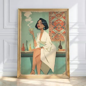 Könnte beinhalten: Gerahmter Kunstdruck mit einer Frau in einem weißen Bademantel, die ein Martiniglas hält. Das Kunstwerk hat eine Vintage-Ästhetik mit einem türkis-goldenen Farbschema. Ein dekorativer Teppich ist im Hintergrund zu sehen. Der Druck ist in einem goldenen Rahmen.