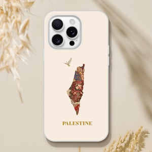 Könnte beinhalten: Cremefarbene Handyhülle mit einer Karte von Palästina mit floralem Muster und einer fliegenden Taube. Das Wort "PALESTINE" ist in Gold gedruckt. Die Hülle hat einen Kameraausschnitt.
