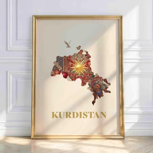 Può includere: Stampa artistica incorniciata raffigurante una mappa del Kurdistan con un motivo dettagliato e colorato. La mappa è adornata da un emblema solare e una colomba. La parola "KURDISTAN" è stampata in lettere dorate in basso.