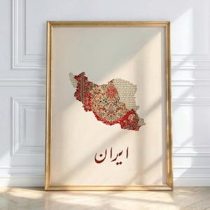 Könnte beinhalten: Gerahmter Kunstdruck mit einer Karte des Iran, dargestellt in einem lebendigen roten und floralen Muster. Die Karte ist vor einem cremefarbenen Hintergrund platziert, mit dem Wort "Iran" in Farsi-Schrift unten. Der Rahmen ist goldfarben.