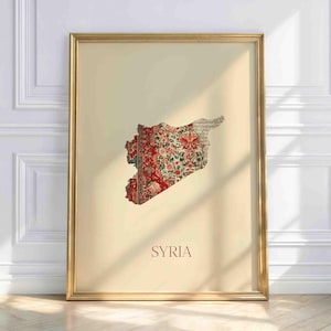 Puede incluir: Lámina artística enmarcada con el mapa de Siria. El mapa está relleno con un patrón floral rojo, sobre un fondo crema. La palabra "SYRIA" está impresa en una fuente serif debajo del mapa, dentro de un marco dorado.
