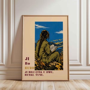 Puede incluir: Una lámina de arte rectangular que muestra a una persona con una trenza larga sentada leyendo un libro frente a montañas azules y el cielo. El texto "JI BO KURD JI BILI ÇIYA Û XWE, HEVAL TUNE" está impreso en rojo oscuro sobre fondo beige.