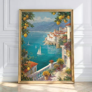 Puede incluir: Una pintura enmarcada representa un pueblo costero italiano con edificios blancos, tejados de tejas rojas y un mar turquesa. Los limoneros enmarcan la escena, con veleros en el agua y montañas al fondo. La pintura está en un marco dorado.