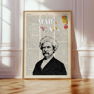 Könnte beinhalten: Gerahmter Druck mit einem Schwarz-Weiß-Porträt von Mark Twain, überlagert auf einer Vintage-Buchseite. Der Name "MARK TWAIN" ist in weißen Buchstaben prominent dargestellt. Das Kunstwerk ist in einem goldenen Rahmen eingefasst und verleiht ihm einen klassischen Touch.