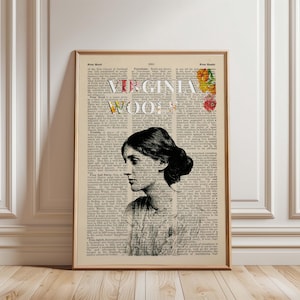 Könnte beinhalten: Ein vertikaler rechteckiger Kunstdruck mit einem schwarz-weißen Porträt von Virginia Woolf, das über eine alte Wörterbuchseite gelegt ist. Der Text "VIRGINIA WOOLF" ist in weißen Großbuchstaben gedruckt, ergänzt durch farbenfrohe Blumenillustrationen.