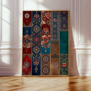 Könnte beinhalten: Ein gerahmtes Kunstwerk mit einem Patchwork-Design, das verschiedene Muster und Farben zeigt. Das Kunstwerk enthält florale und geometrische Motive in Rot-, Blau-, Türkis- und Goldtönen. Der Rahmen hat eine warme Goldfarbe und wird vor einer weißen Wand und einem Holzboden präsentiert.