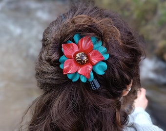 Pinza flor de cuero original color rojo y azul. Artesanía para el pelo  estilo naturaleza. Pasador horquilla clip regalo original