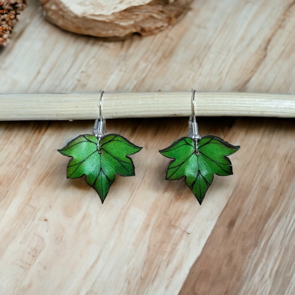 Pendientes hoja de Hiedra, cuero original, color verde. Artesanía estilo naturaleza.  Bosque. Plantas. Aretes regalo original. Cuero y plata