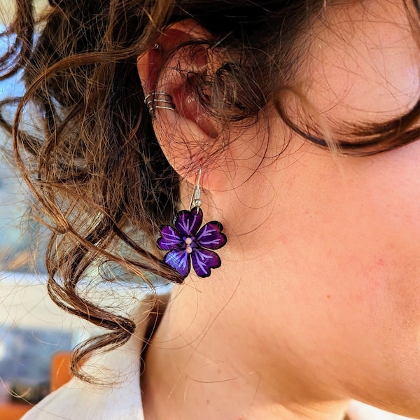 Pendientes flor de malva en cuero natural pintado y modelado. Pendientes originales. Artesanía naturaleza. Artesanía Botánica