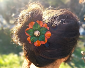 Pinza flor de cuero original color verde y naranja. Artesanía para el pelo  estilo naturaleza. Pasador horquilla clip regalo original