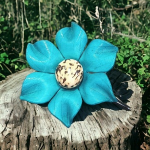 Pinza flor de cuero azul artesana para el pelo piel natural cabello bosque prendedor pasador horquilla clip naturaleza imagen 1