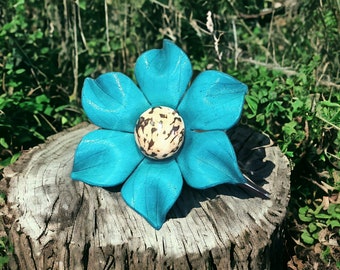 Pinza flor de cuero azul artesana para el pelo piel natural cabello  bosque prendedor pasador horquilla clip naturaleza