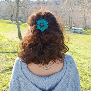 Pinza flor de cuero azul artesana para el pelo piel natural cabello bosque prendedor pasador horquilla clip naturaleza imagen 2