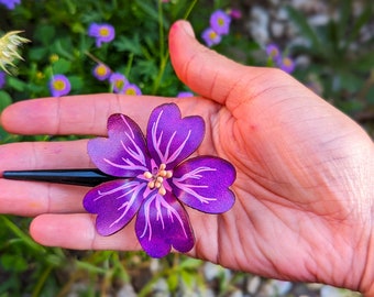 Pinza flor de malva. Flor morada. Cuero, flor realista, naturaleza, primavera, regalo original, adorno cabello, peinado original. Botánica