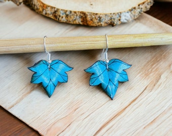 Pendientes hoja de Hiedra, cuero original, color azul. Artesanía estilo naturaleza.  Bosque. Plantas. Aretes regalo. Cuero y plata