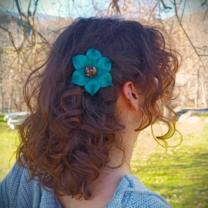 Pinza flor de cuero azul artesana para el pelo piel natural cabello bosque prendedor pasador horquilla clip naturaleza imagen 4