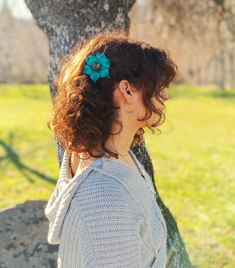 Pinza flor de cuero azul artesana para el pelo piel natural cabello bosque prendedor pasador horquilla clip naturaleza imagen 3