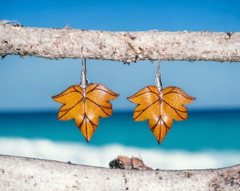 Pendientes hoja de Hiedra, cuero original, color amarillo . Artesanía estilo naturaleza.  Bosque. Plantas. Aretes regalo. Cuero y plata