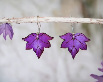 Pendientes hoja de Hiedra, cuero original, color morado . Artesanía estilo naturaleza.  Bosque. Plantas. Aretes regalo. Cuero y plata