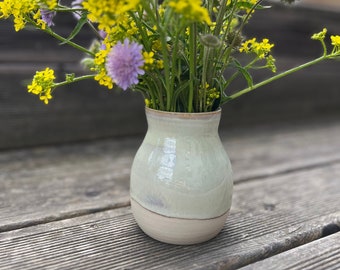 Salbeigrüne Keramik-Blumenvase - handgemachtes Unikat