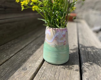 Handgedrehte Keramik-Blumenvase in Grüntönen mit zartem Rosa-Verlauf