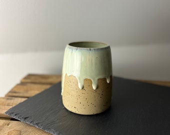 Salbeigrüne Keramikvase handgefertigte Eleganz für dein Zuhause