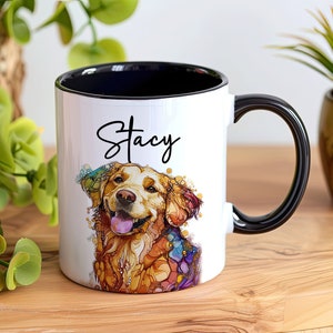 Könnte beinhalten: Weißer Keramikbecher mit schwarzem Innenraum und Griff. Der Becher zeigt eine Aquarellillustration eines Golden Retriever Hundes und den Namen "Stacy" in schwarzer Schrift. Das Fell des Hundes ist in Gold-, Braun- und Lilatönen dargestellt.