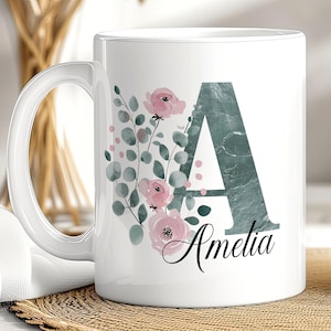 Taza personalizada con inicial y nombre, diseño floral personalizado, decoración minimalista de eucalipto y rosas, regalo botánico para ella.