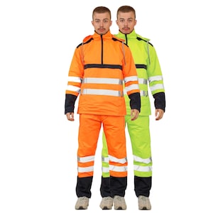 Pode incluir: Dois conjuntos de roupa de trabalho de alta visibilidade. Um conjunto é laranja brilhante com detalhes em preto e faixas refletoras. O outro conjunto é verde néon com detalhes em preto e faixas refletoras. Ambos os conjuntos incluem um casaco com capuz e calças a condizer.
