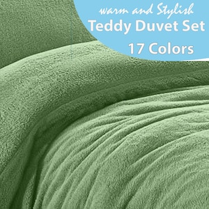 Puede incluir: Primer plano de un juego de edredón de peluche verde. La imagen muestra la tela suave y texturizada de la ropa de cama. El texto en una burbuja azul dice "warm and Stylish Teddy Duvet Set 17 Colors."