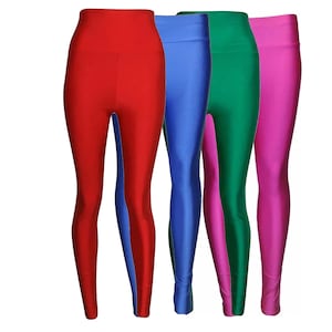 Pode incluir: Quatro pares de leggings de cintura alta em cores vibrantes: vermelho, azul, verde e rosa. As leggings têm uma textura brilhante e suave e um design justo, ideais para roupa desportiva ou moda.