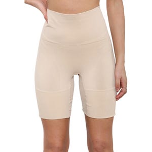 Puede incluir: Shorts de compresión beige con cintura alta. Los shorts llegan a la rodilla y parecen estar hechos de una tela suave y sin costuras. La prenda está diseñada para brindar soporte y modelar.