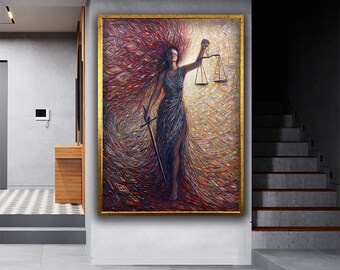 Può includere: Un dipinto di una donna che tiene una bilancia e una spada. È bendata e ha lunghi capelli rossi fluenti. Lo sfondo è un vortice di colori.