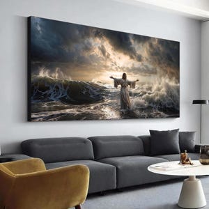 Puede incluir: Una pintura que representa a una persona de pie en medio de un mar tormentoso con los brazos extendidos. El cielo está oscuro y nublado, con un rayo de luz que brilla a través de las nubes. Las olas rompen alrededor de la persona, pero está tranquila y serena.